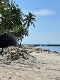 Zerstörter Strand im Westteil des Hotels