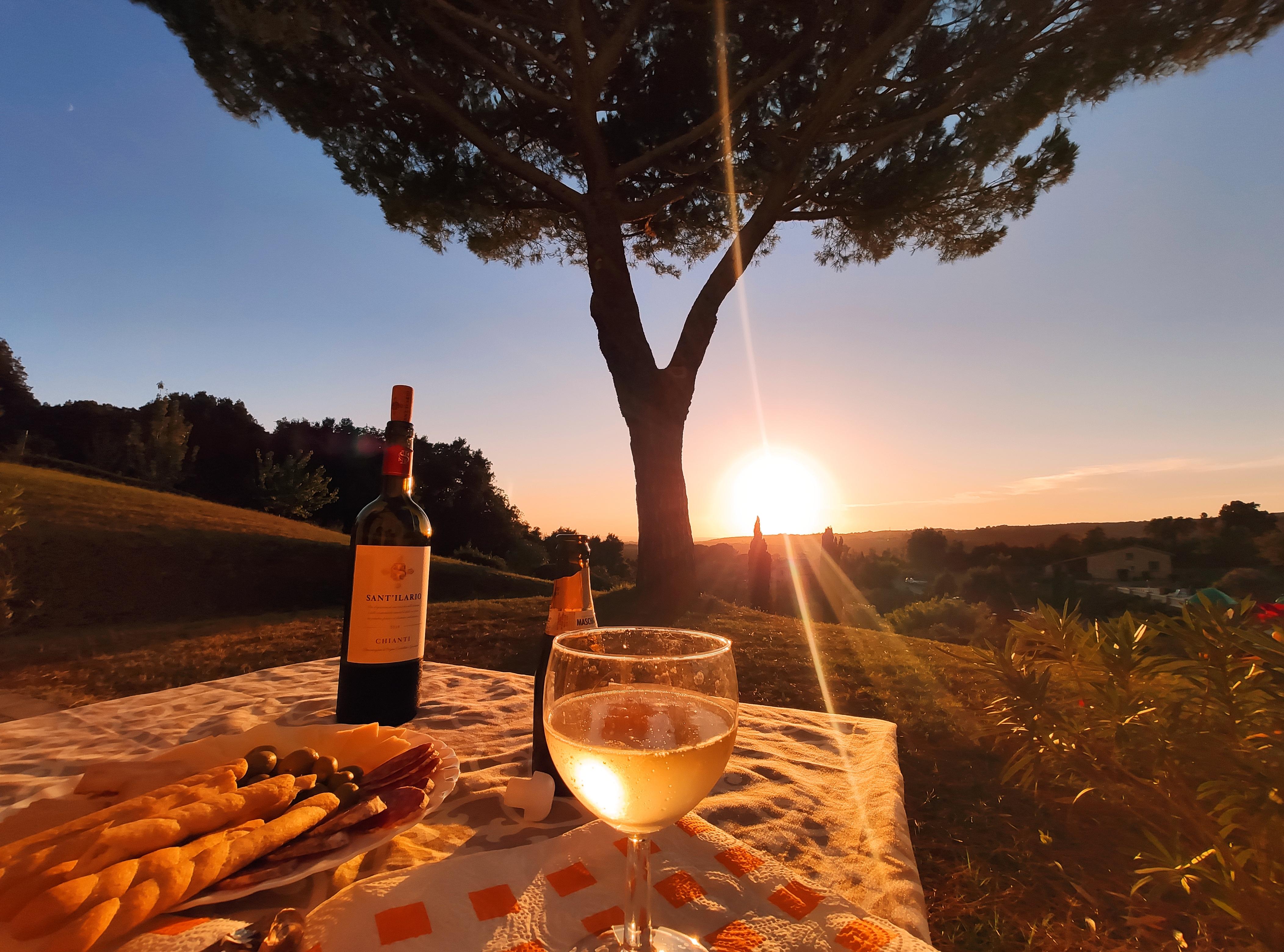 aperitivo sul tavolino fronte camera