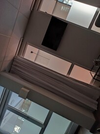 Chambre avec fenêtres entièrement donnants sur l'intérieur de la réception