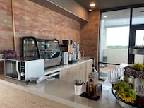 4층입니다 코로나19로 식사는 불가이지만 coffee take out free 전자렌지도 있어요