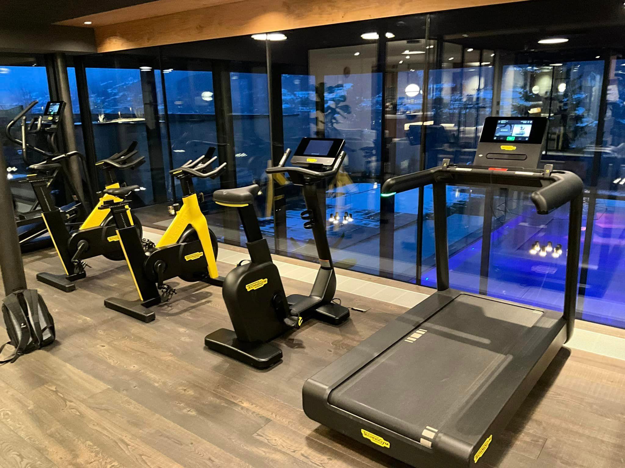 Fitnessstudio mit Blick auf den Außenpool