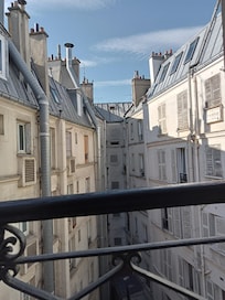 POV : a clear blue skies