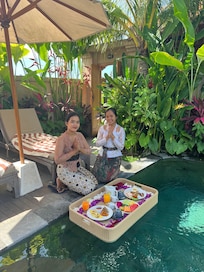 Floating breakfast (food choice options pre-selected)