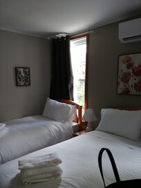 La chambre triple et le lit super confortable