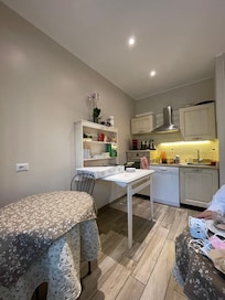La cocina y comedor para tomar el desayuno muy cómodo.