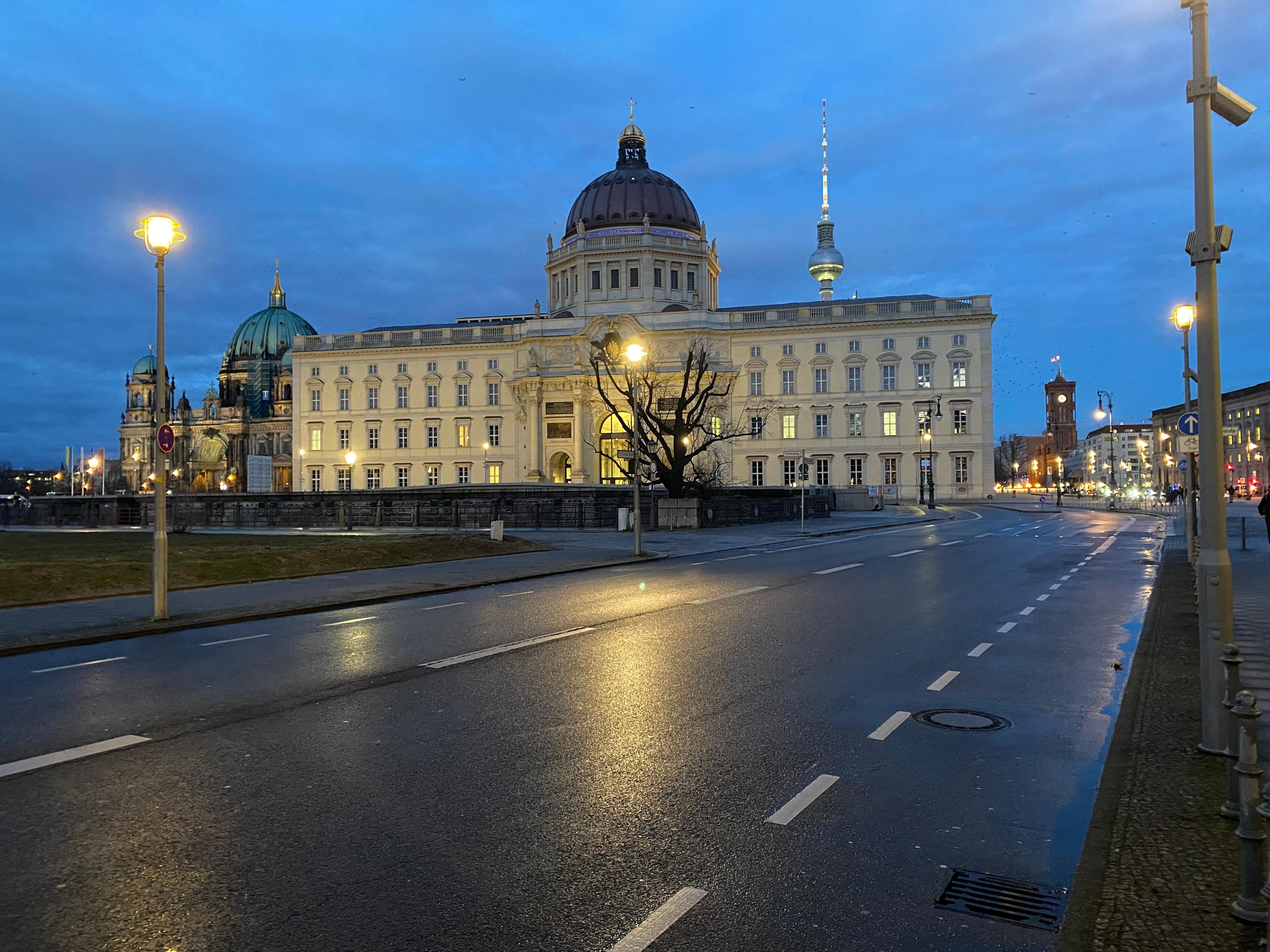 Minutes away from the Humboldt Forum, Berlin dome, Alexander Platz and Rotes Rathaus.