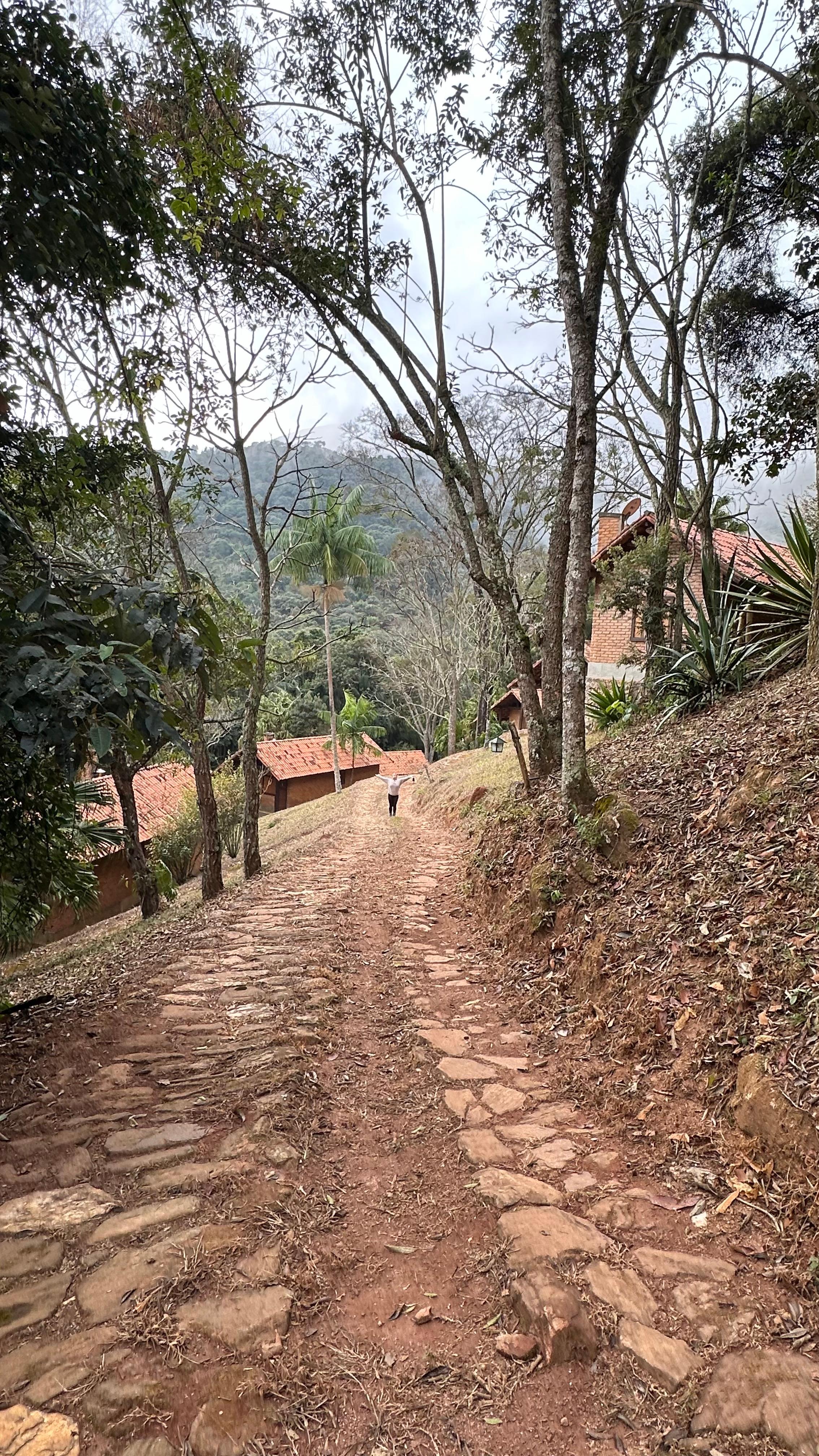 Caminhada em meio aos chalés que mantém nossa privacidade