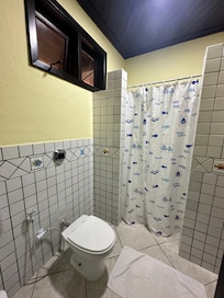 Banheiro é normal. Simples e dentro possui suporte para colocarmos nossos objetos de banho. Como citei, não molha muito para fora.