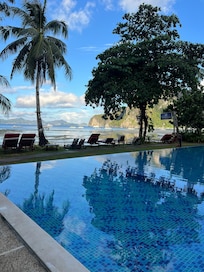 Magnifique piscine vue mer