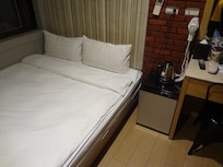 普通の安ホテルのベットです。寝心地はそんなに悪くありません。