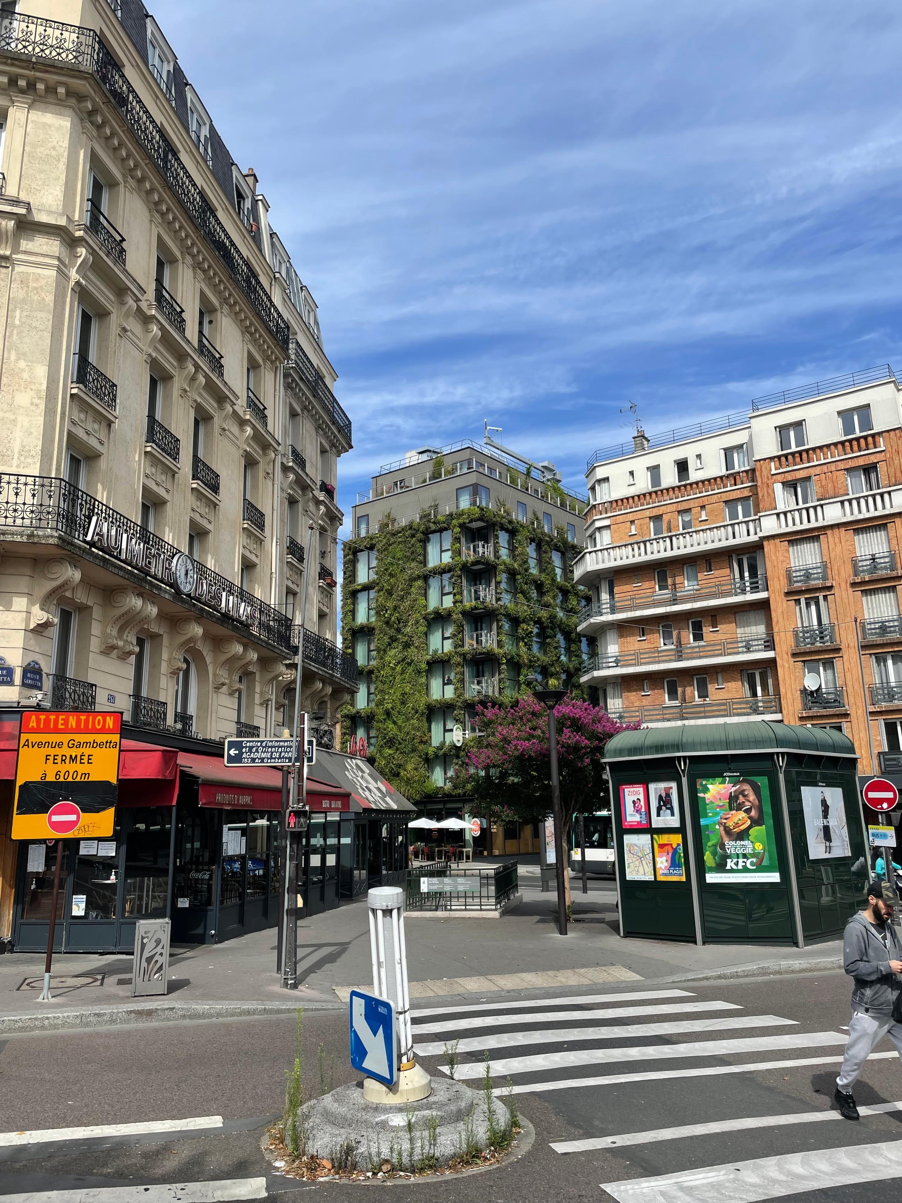 Bilde av hotellet fra Metro stopp over gaten