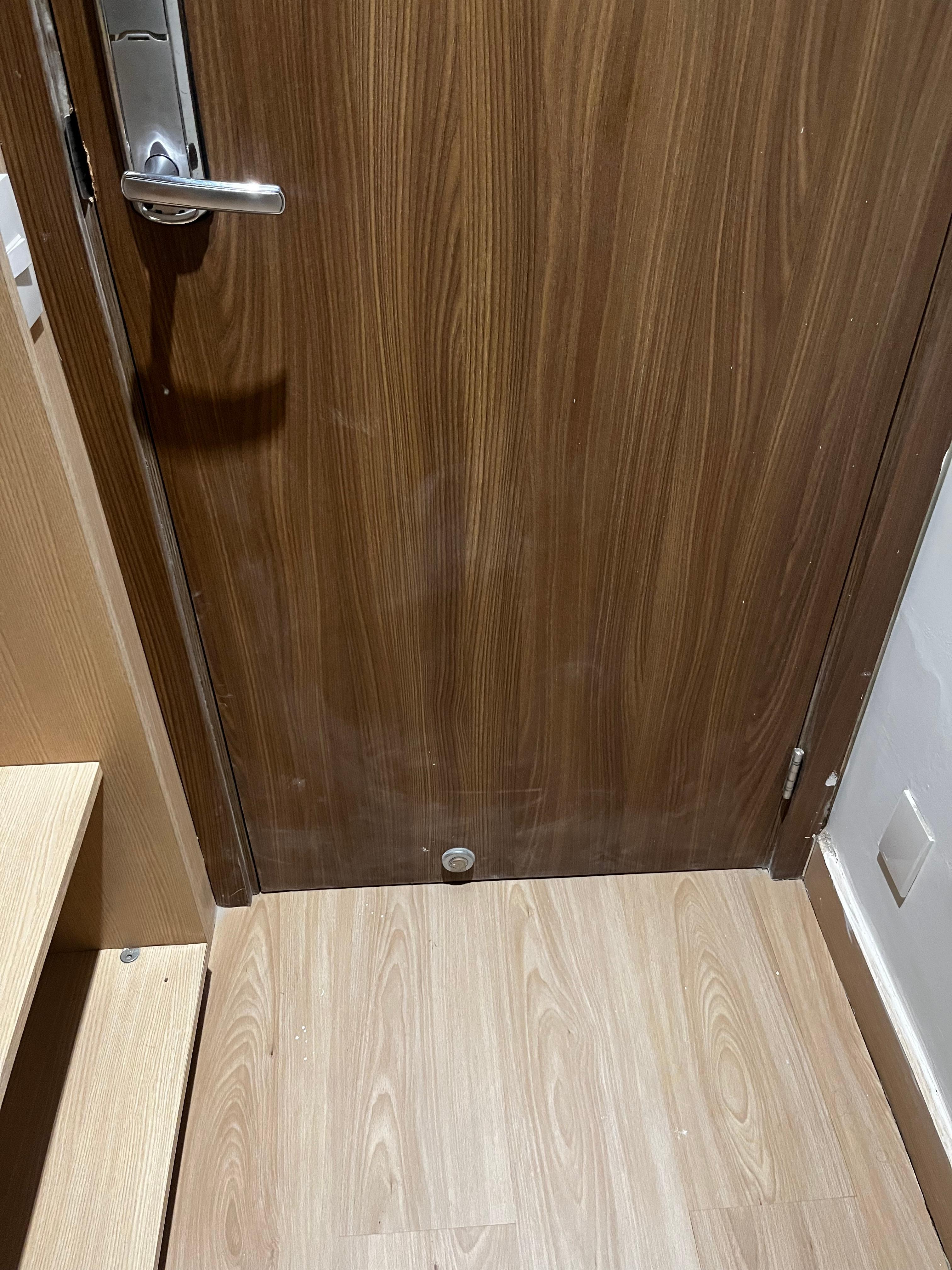Sujeita de obra na porta.