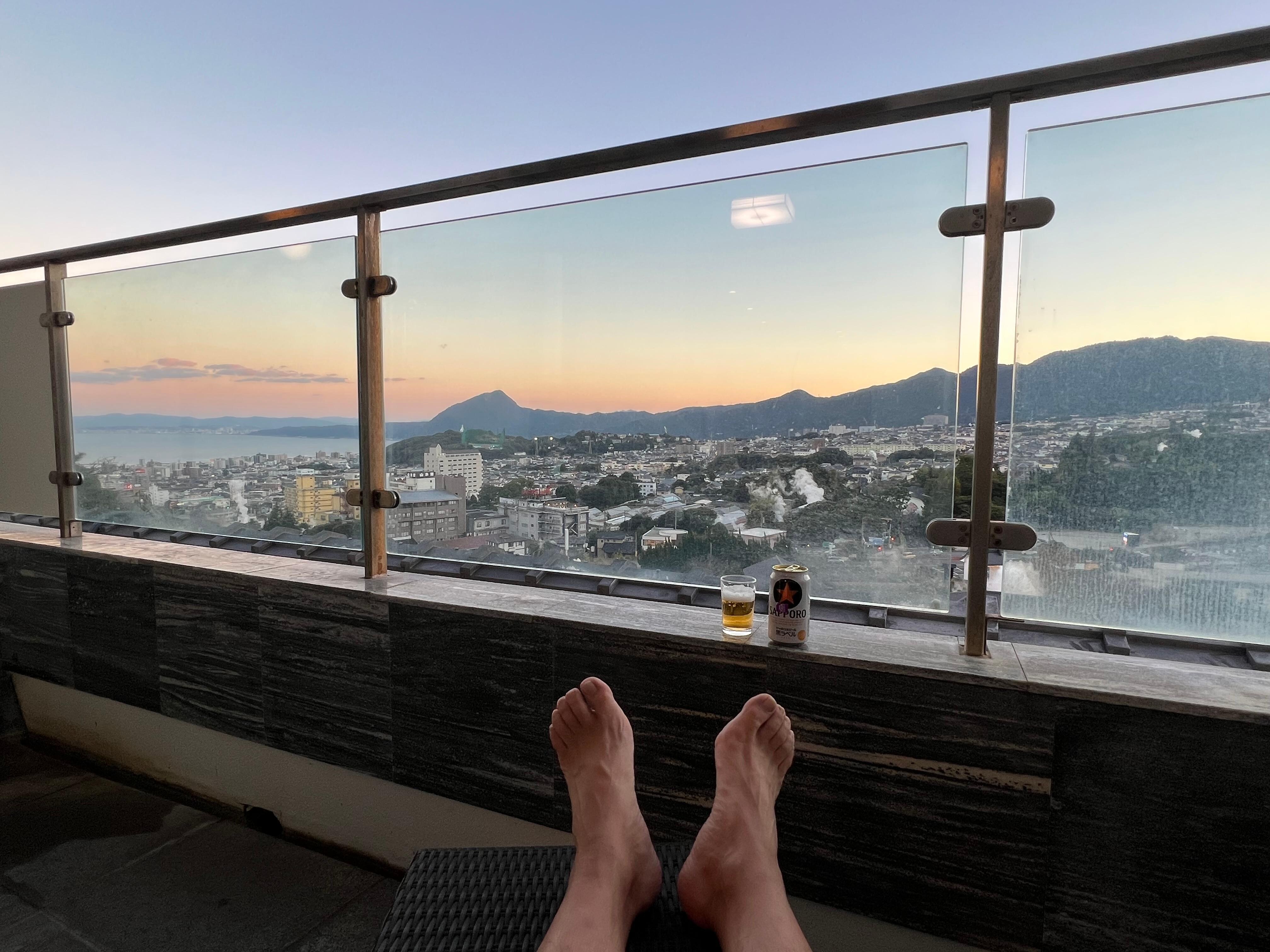 部屋から眺める別府の夕景