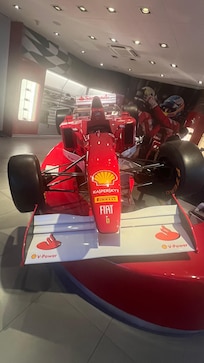 Replica del vehículo de Fernando Alonso en recepcion