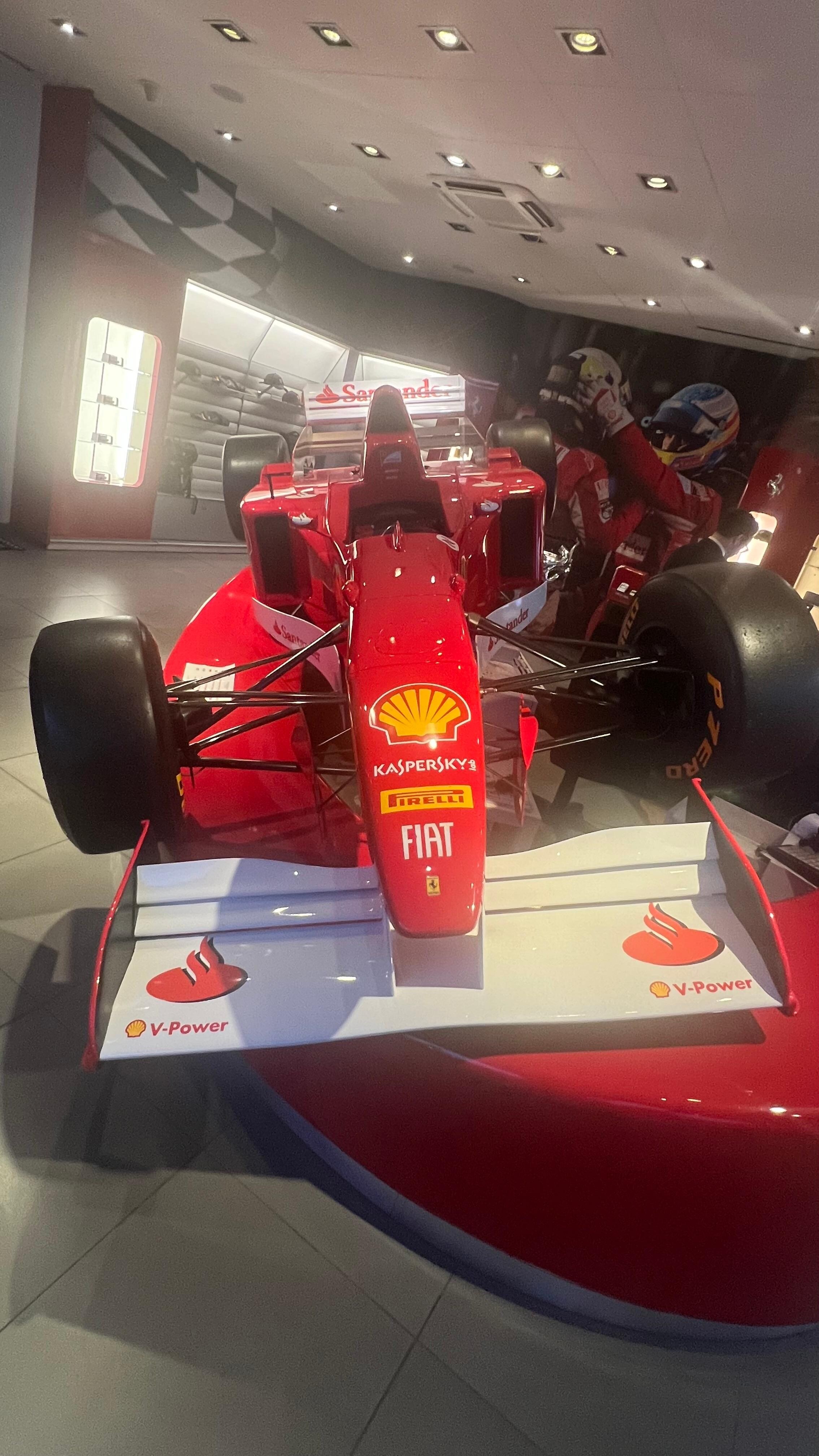 Replica del vehículo de Fernando Alonso en recepcion