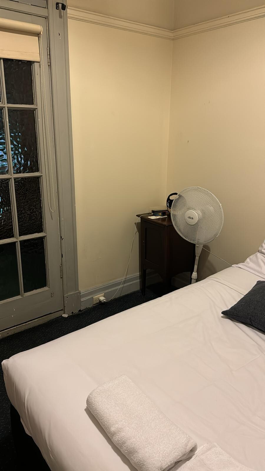 Only one power point socket can be used. 