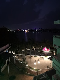 Vue sur le fleuve et jardin arrière de l hôtel