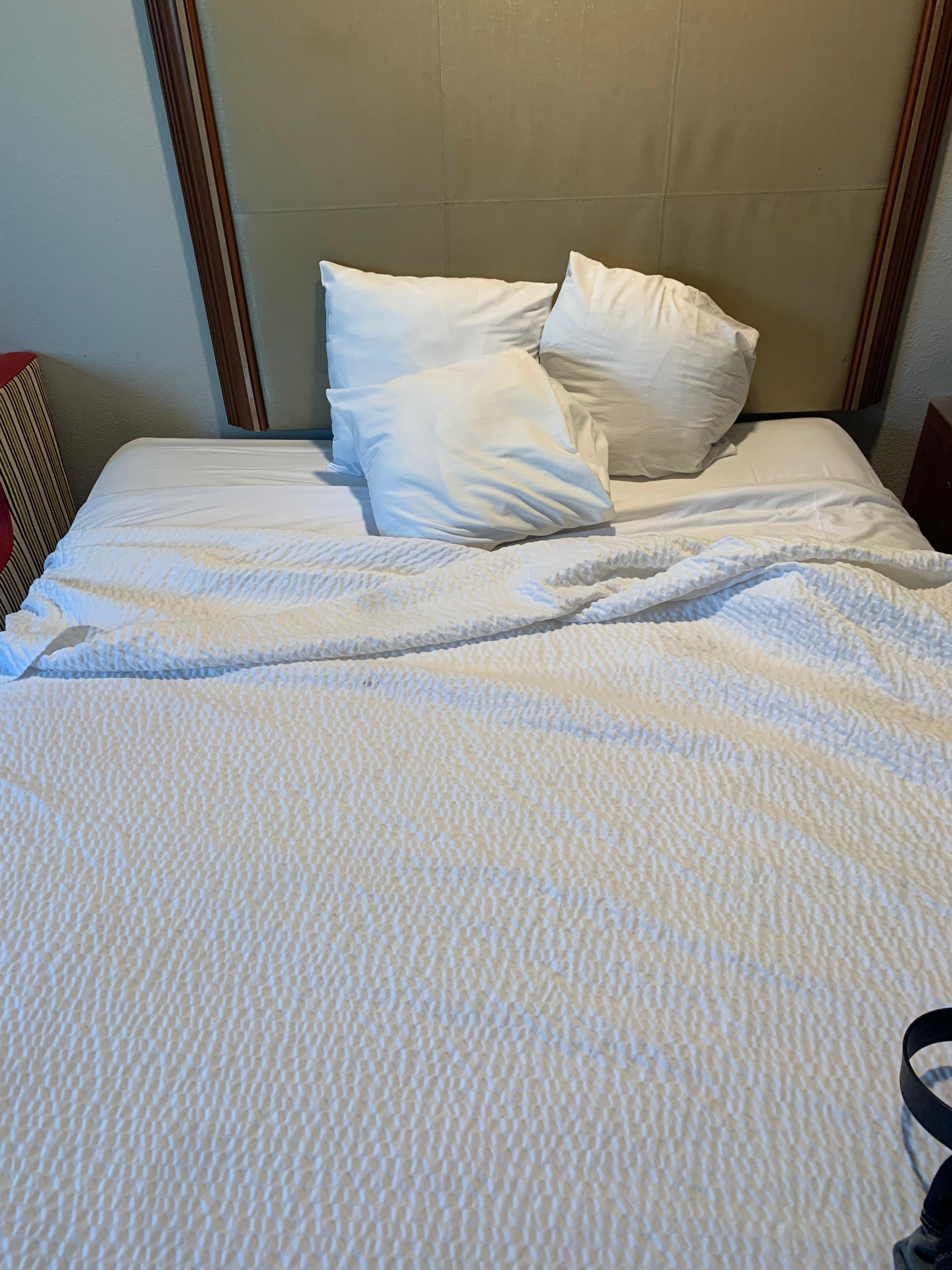 So call pillows are so freaking small feels like they just stuff the pillow cases with clothes lol