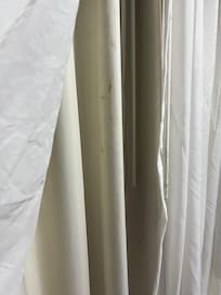 Cortinas sucias con comida