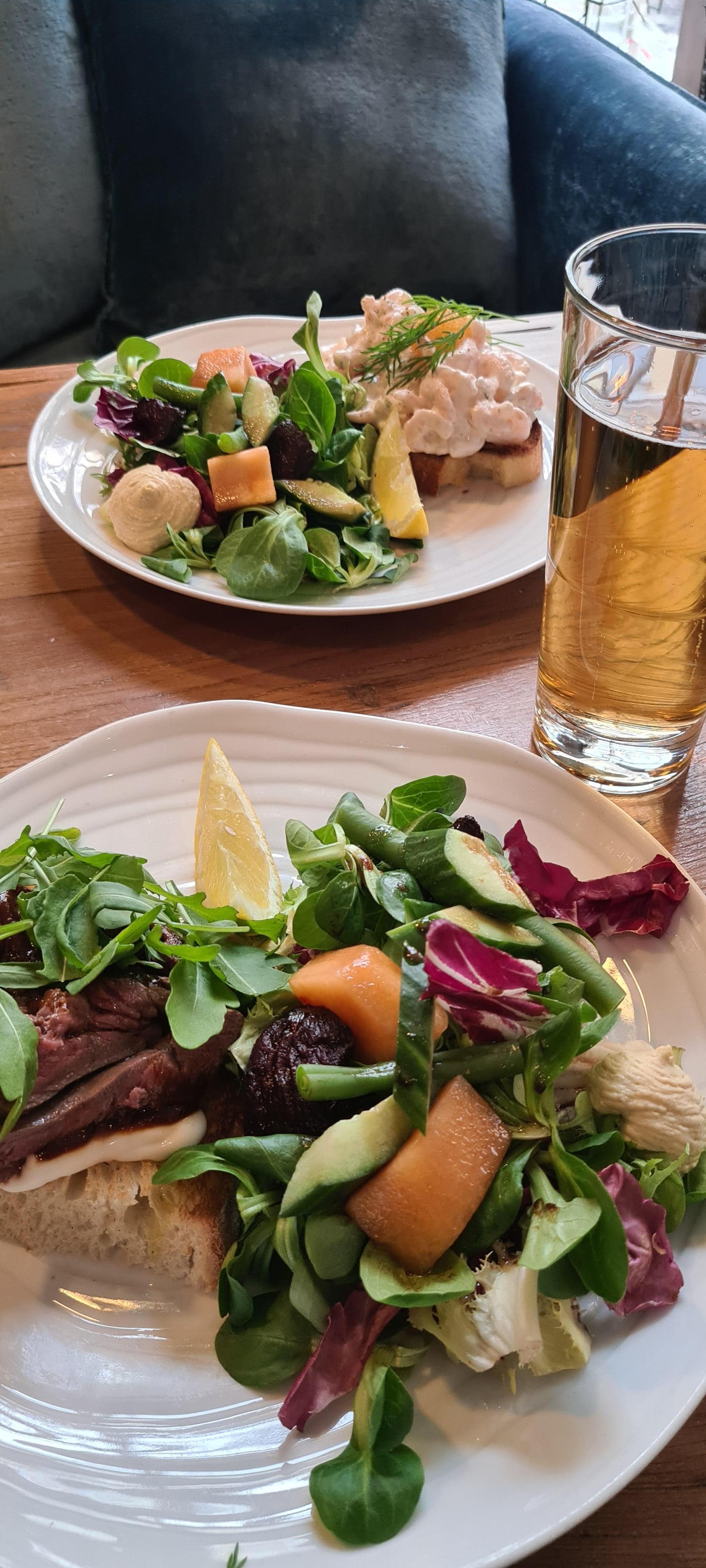 Nydelige smørbrød i restauranten til lunsj. 
