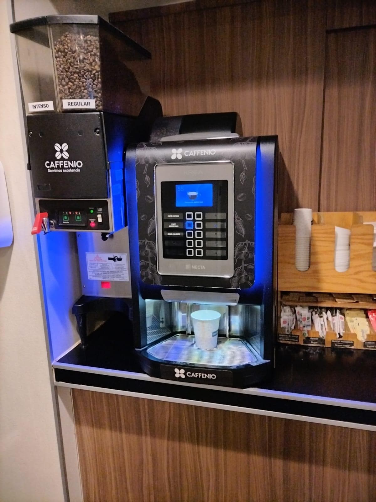 Hay café disponible todo el tiempo, caliente y rico.