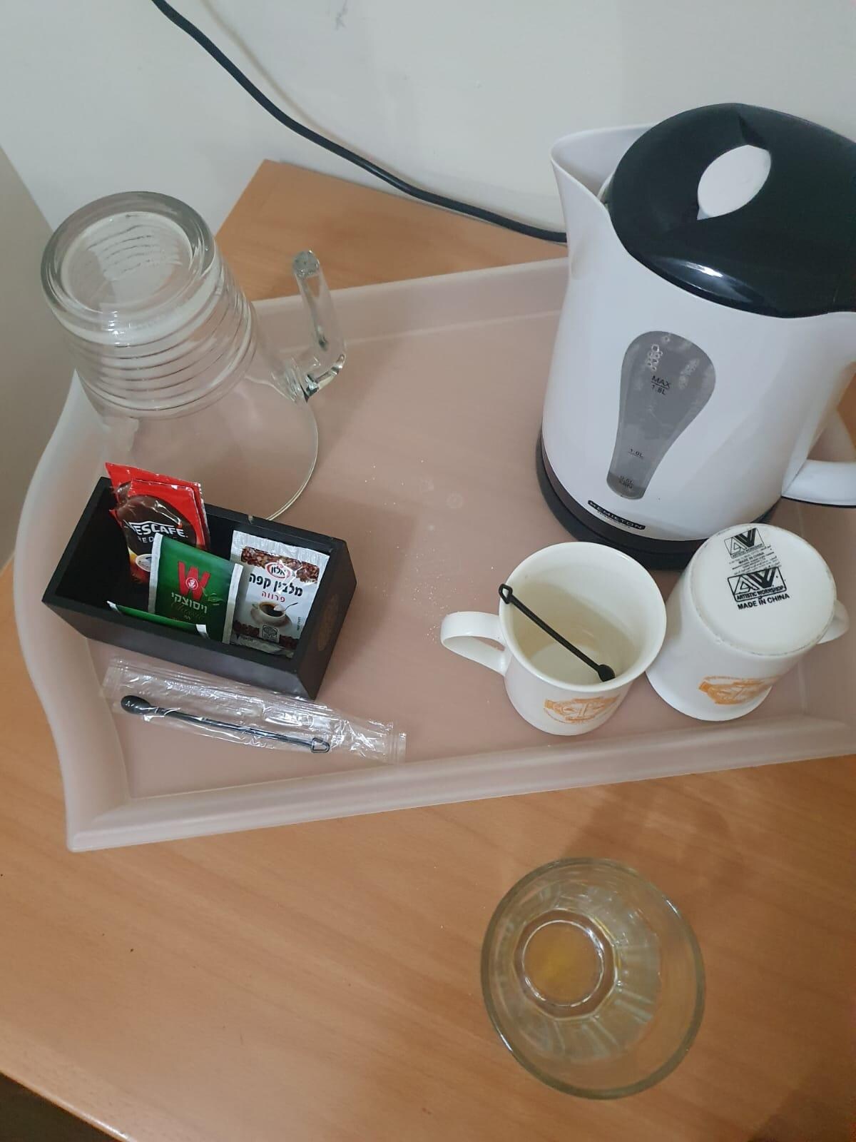 NO CAMBISARON LA TAZA EN 3 DIAS Y NO PUSIERON AZUCAR