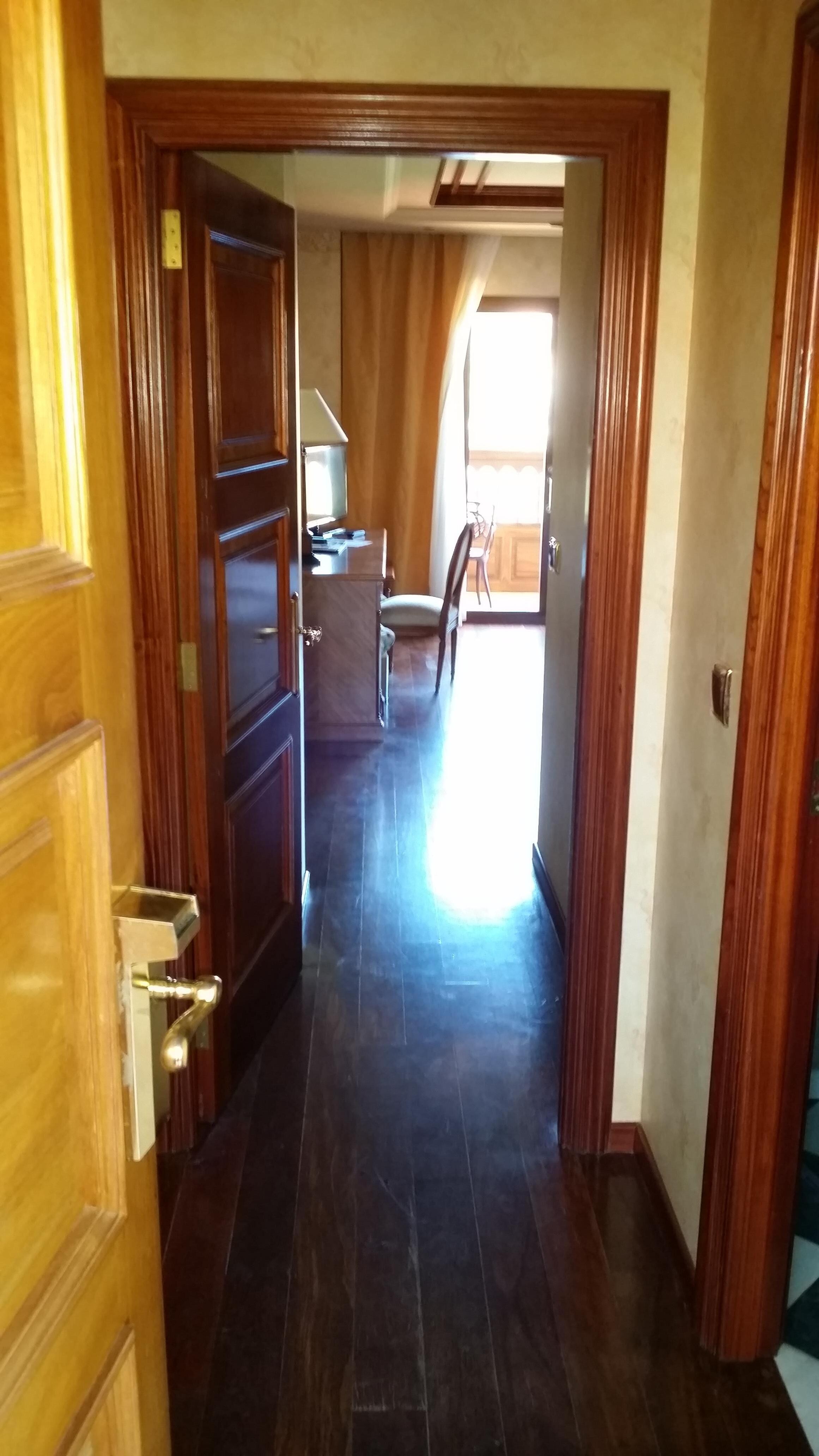 l'ingresso della camera
