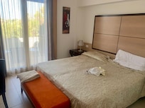 La chambre .. elle fait Ă peine plus grand que le lit