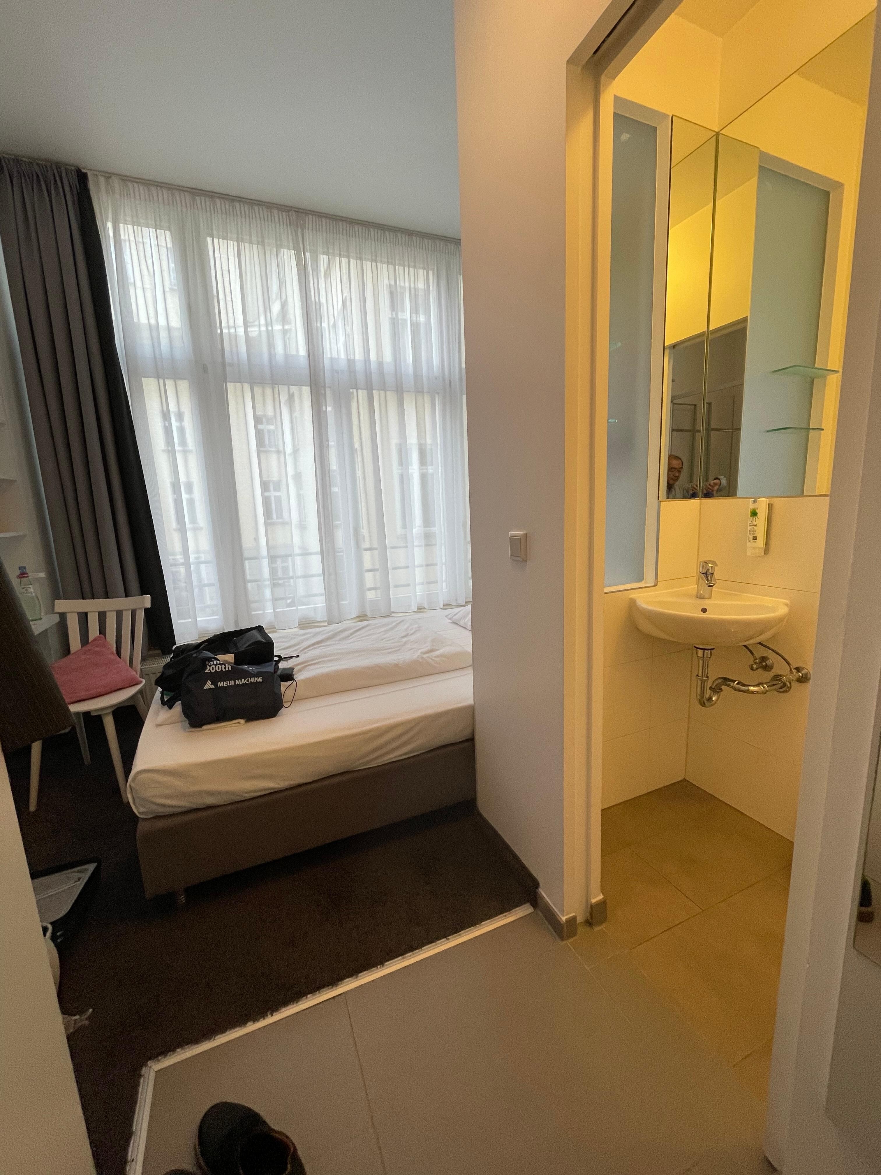 入口から室内方向（右側に洗面台とトイレ）