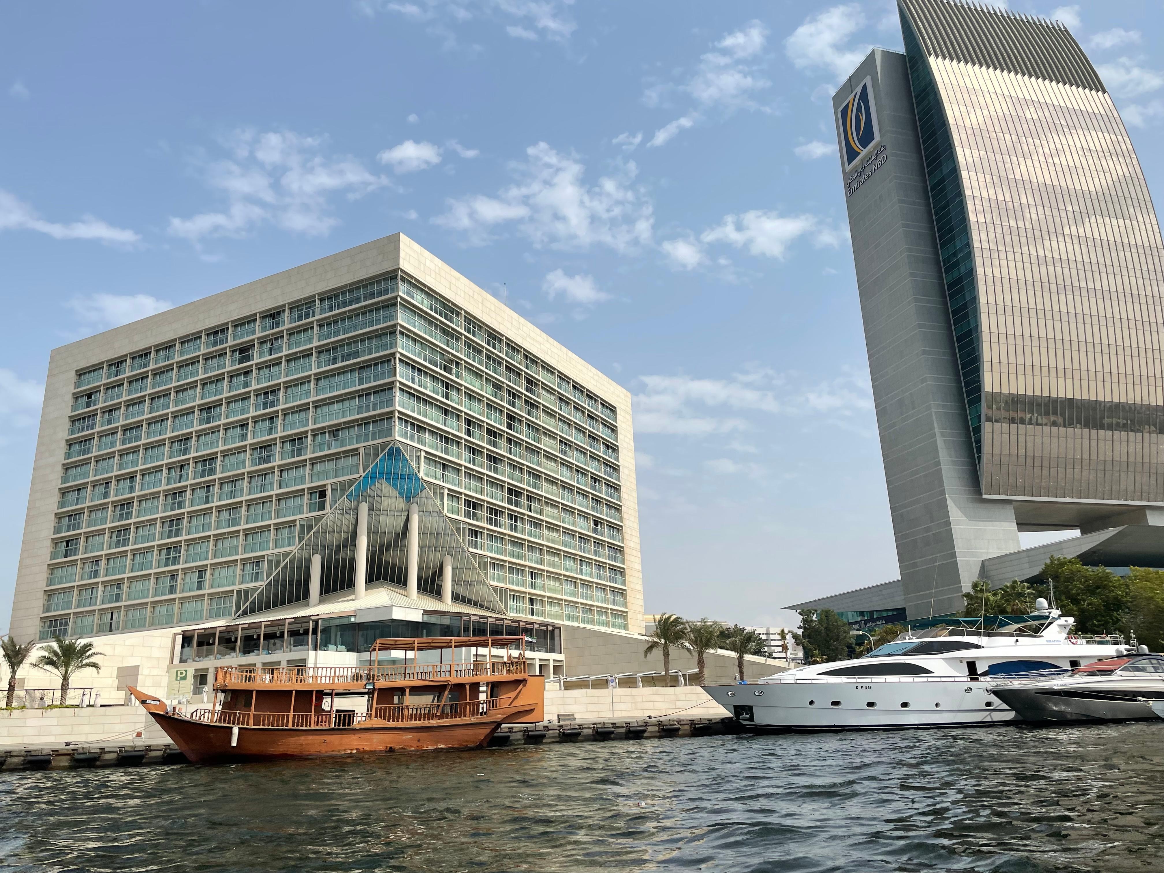 Flott hotell med kort vei til old Town og Gull suken. Koster bare 1 diram med båten over Creeken😀