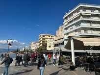Zajos sétálóutca , tele bárokkal , csak fizetős parkoló