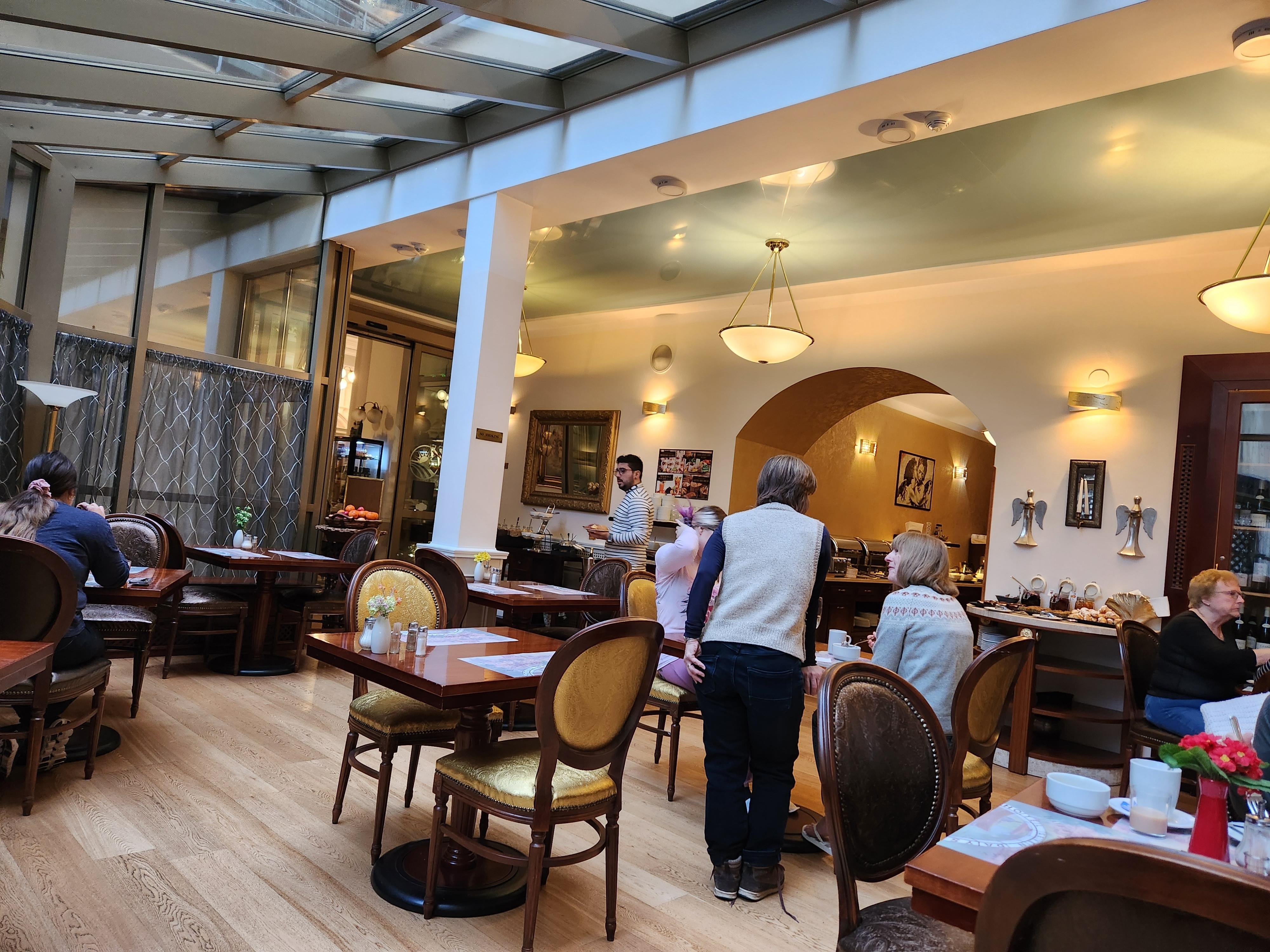 広々として明るい場所で、
部屋番号の確認等はありません。食事は大変美味しく毎日少しずつ内容が変わります。