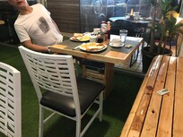 2名分の朝食なので、友人を呼んで。。