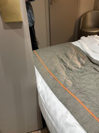 Ytterdörren slår i sängen