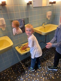 De syntes det var så sjovt med vask i børnehøjde