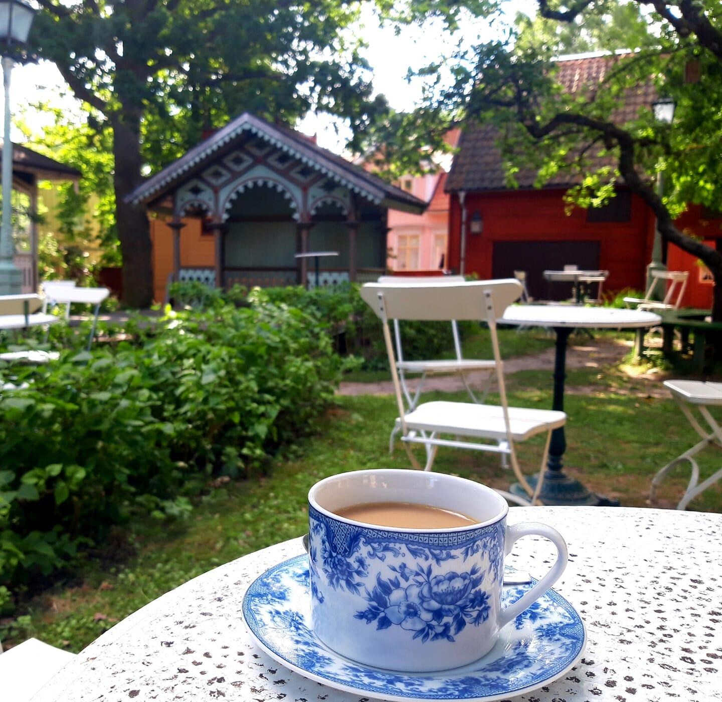Frukost i trädgården