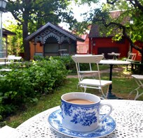 Frukost i trädgården