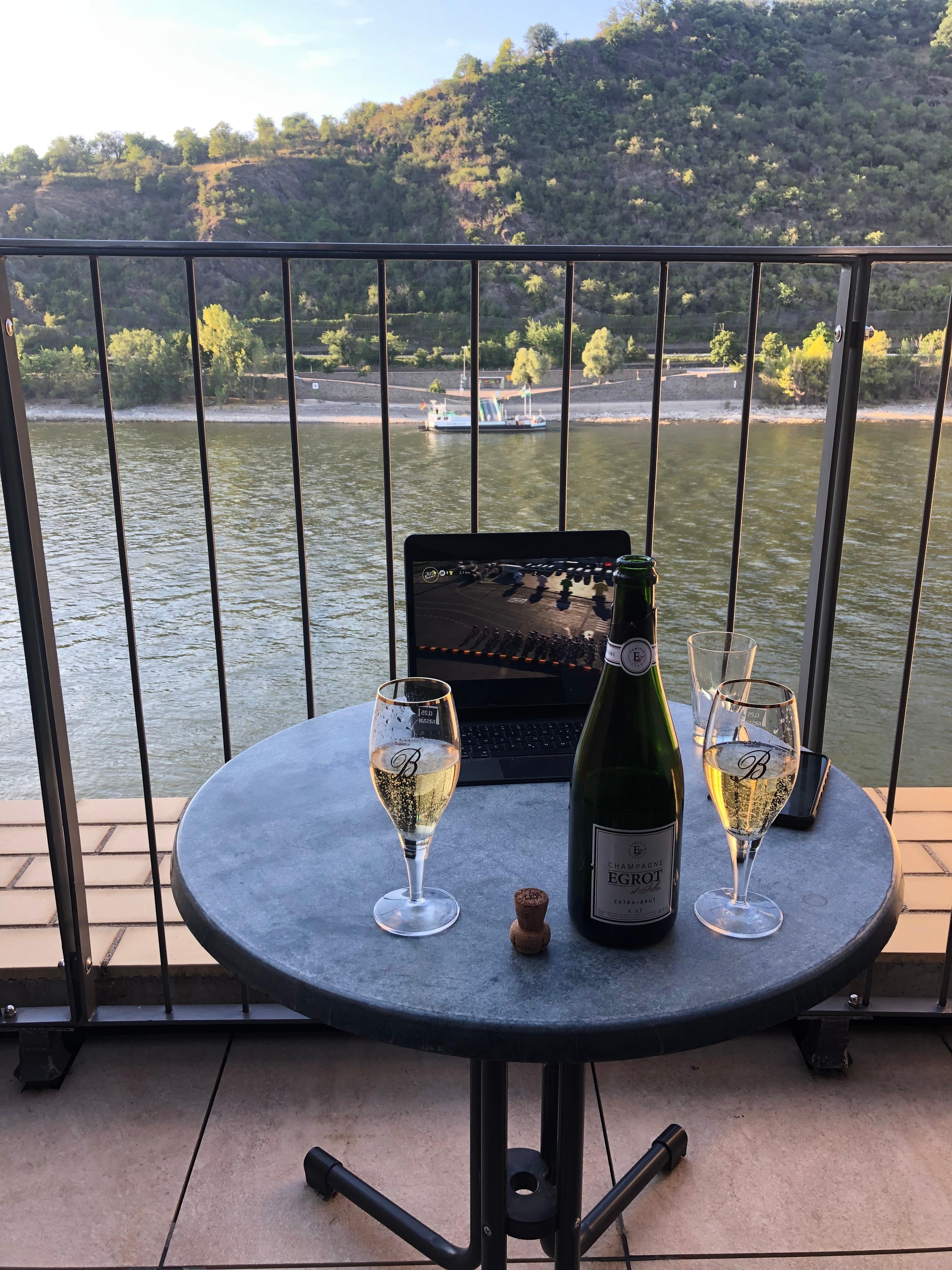 Champagne og Tour de France på altanen