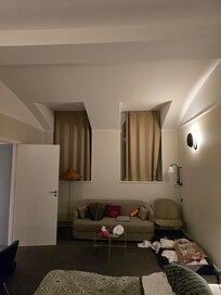 Quarto que me deixaram por uma noite, totalmente antigo e desconfortÔvel. As cortinas não fechavam as janelas. Piso com cheiro de mofo.