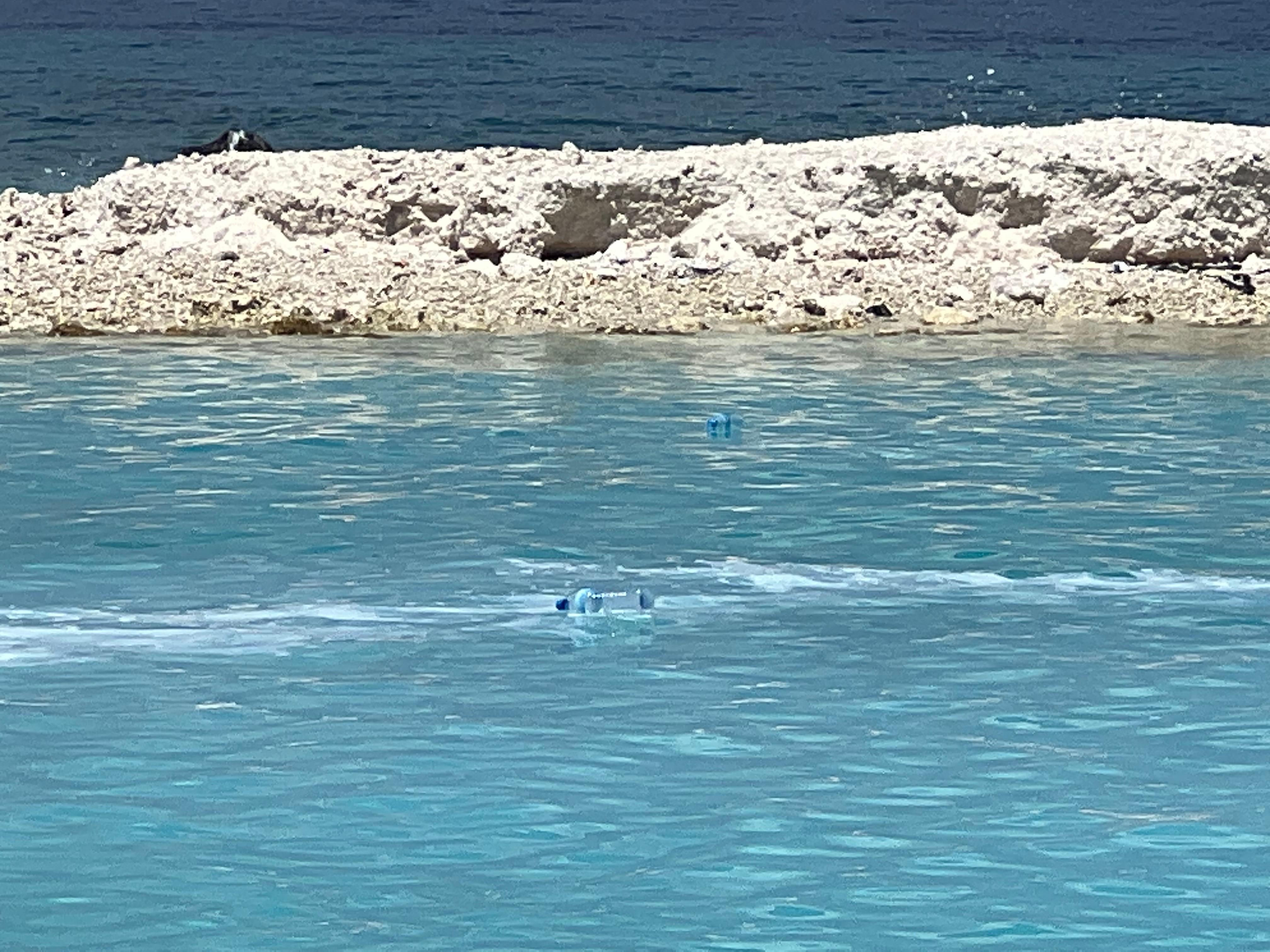 O lixo na água da “praia “da water vila