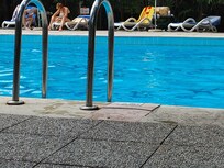Striscia di sporco in piscina