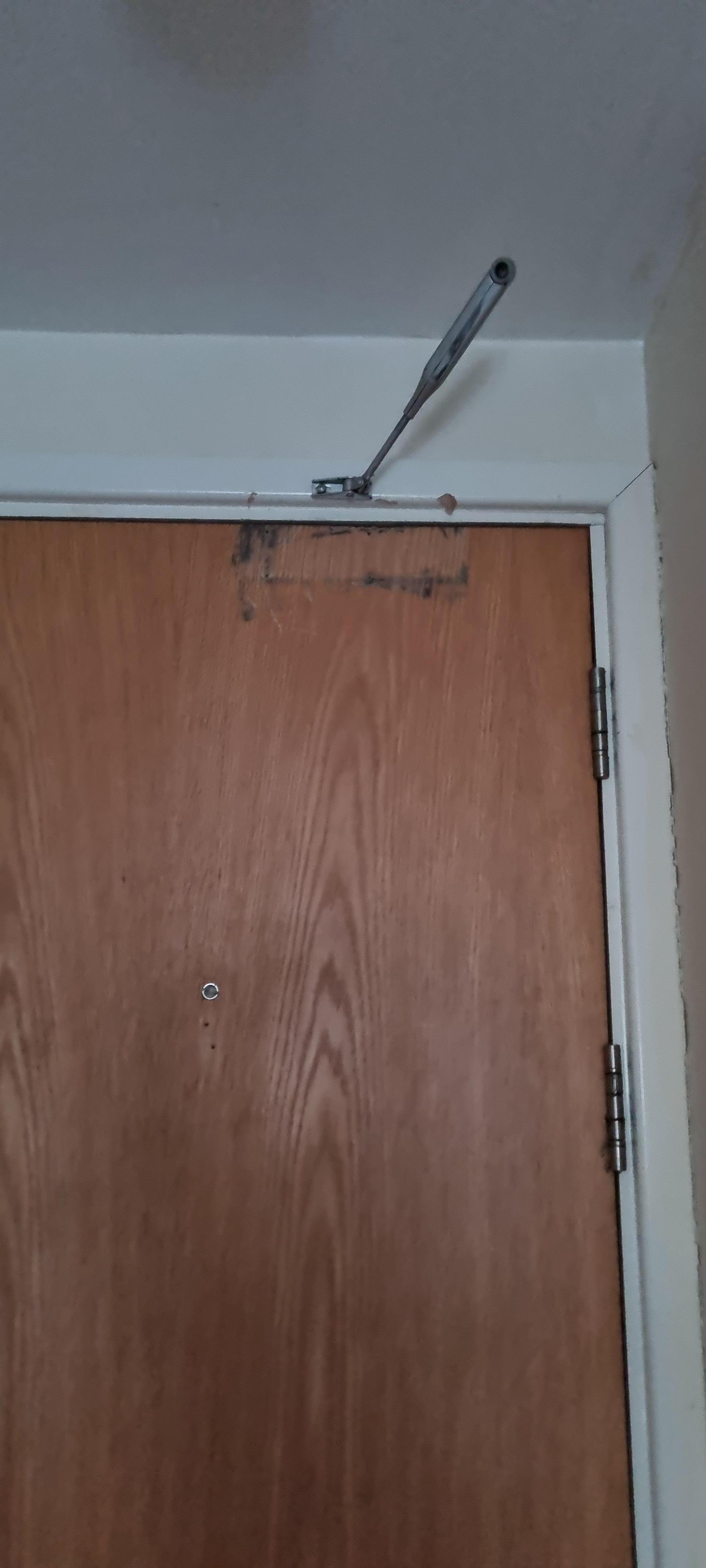 Closure on room entrance/fire door disengaged