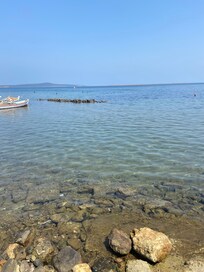 Otelin anlaşmalı olduğu beachten deniz bu şekilde platformdan direkt kum alanı girebiliyorsunuz ve girdiğiniz alan sığ