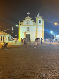 Igreja NSra D"Ajuda. Fica na esquina