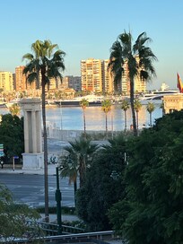 Utsikt över hamnen från vår terass