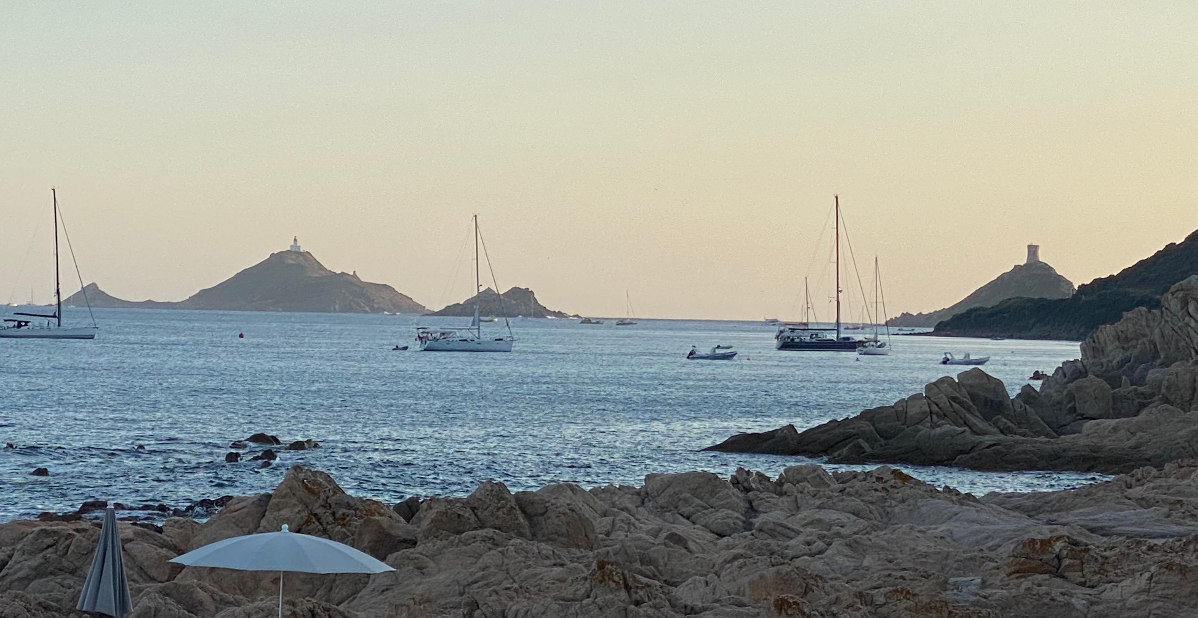 Vue de la terrasse du restaurant le soir 