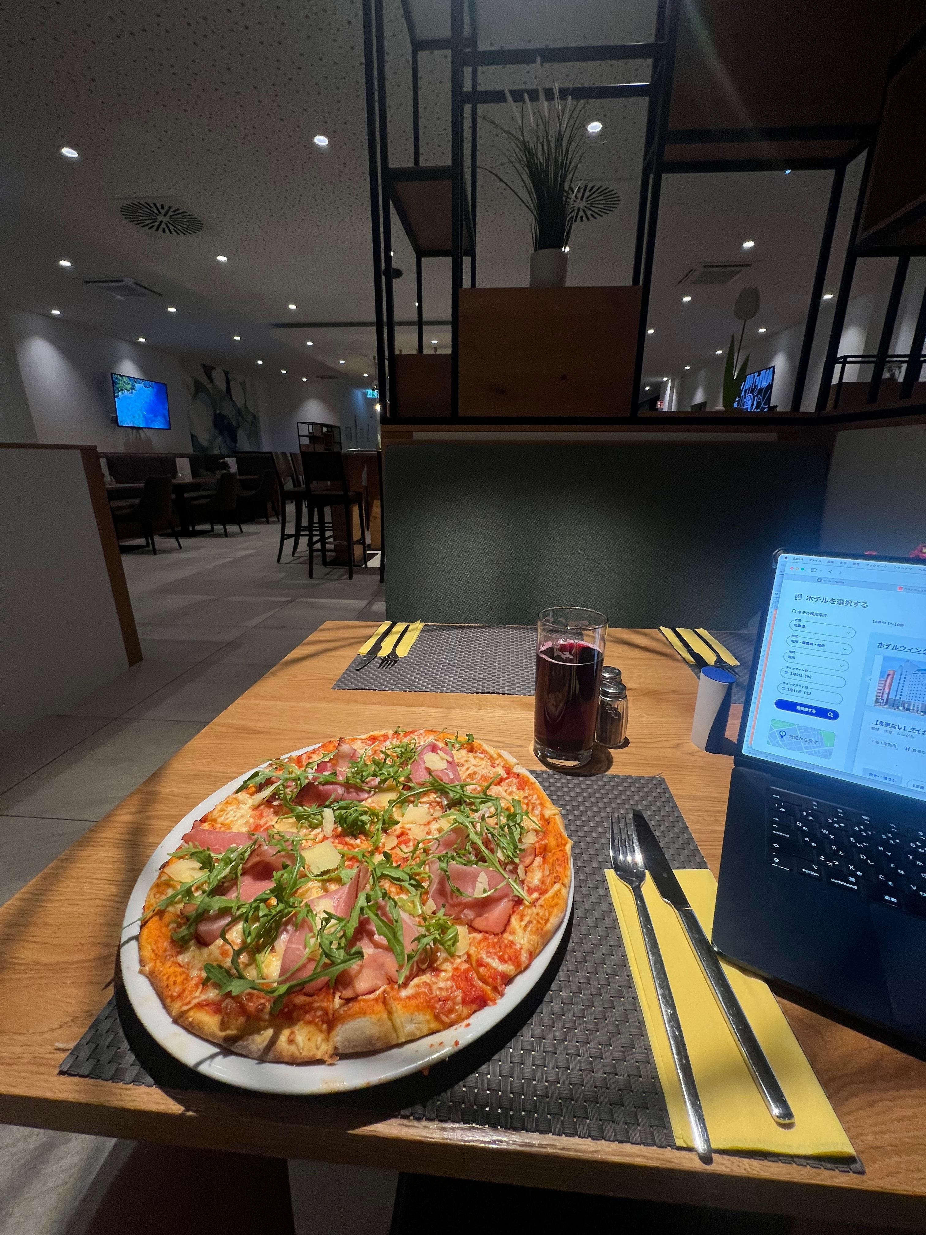 冷凍ぽいような冷凍じゃないような。フレッシュなルッコラとシンケンが乗っているのでどちらにしろ間違いはないおいしさでした。