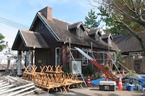 夜遅くまで営業のレストランも併設。