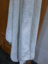 Toalha com manchas de ferrugem