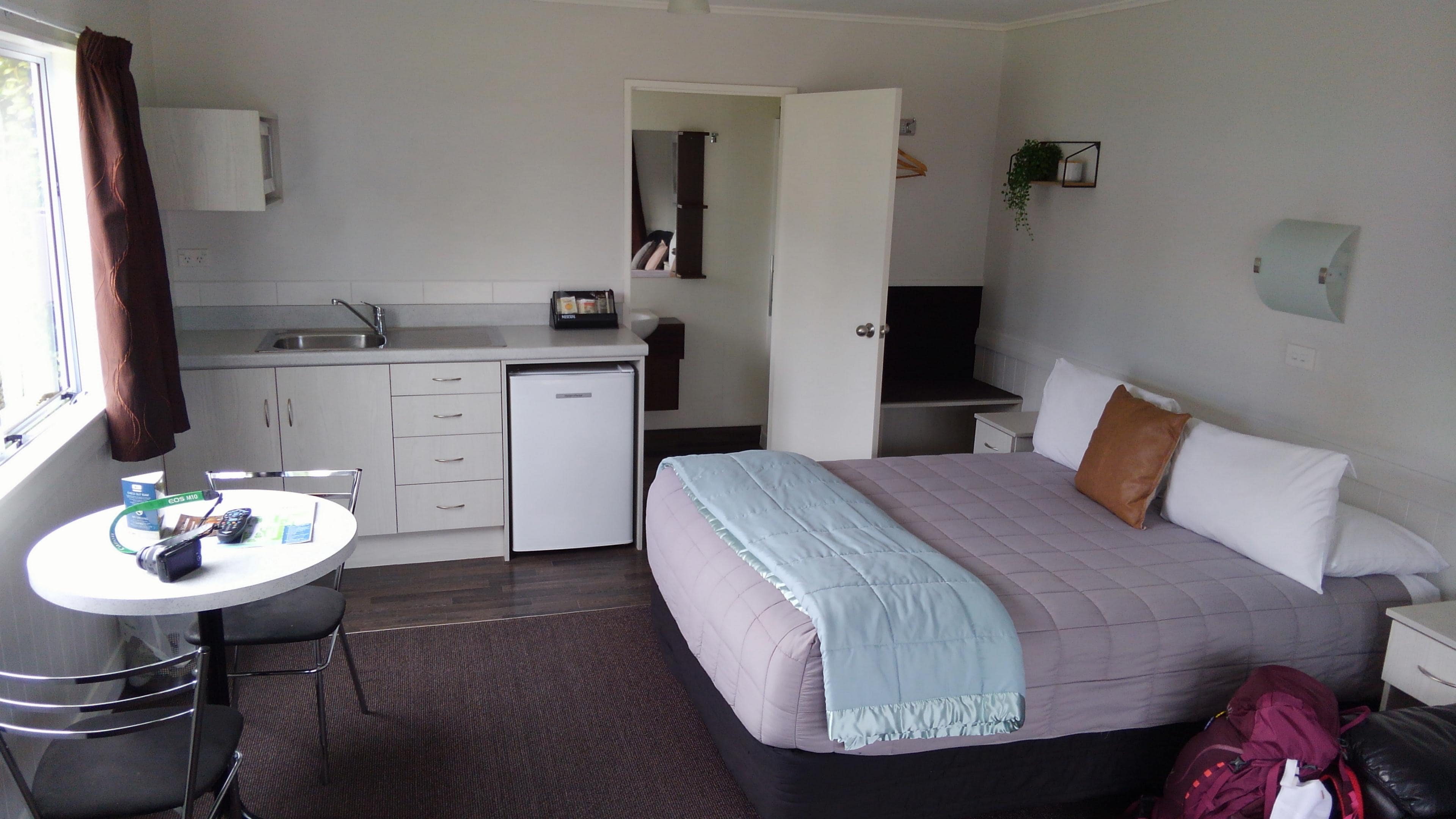 Studio Ensuite のクイーンサイズベッドの内部